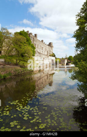 Warwick Castle UK, eine mittelalterliche Burg aus dem 11th. Jahrhundert, und der Fluss Avon, Warwick, Warwickshire, England Stockfoto