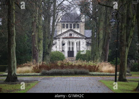 Gasse in dem neuen Friedhof in Greifswald, Mecklenburg-Vorpommern, Deutschland, zentral und Kapelle führt. Stockfoto