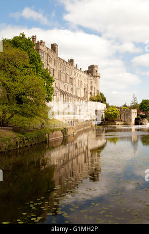 Mittelalterliches England; mittelalterliche Burg Warwick Castle aus dem 12th. Jahrhundert und der Fluss Avon, Warwick, Warwickshire, Großbritannien Stockfoto