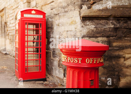 Ein viktorianischer Briefkasten aus dem Jahr 1856 und eine alte rote Telefonzelle am Osttor, Warwick, Warwickshire, England UK (siehe auch G1MH37) Stockfoto