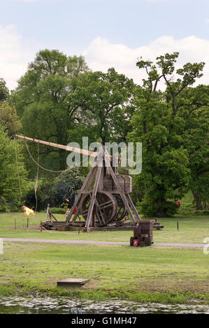 Eine Trebuchet, mittelalterliche Belagerung Kriegswaffe, feuern brennende Munition, Warwick Castle, Warwick, England UK Stockfoto