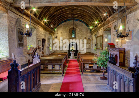 St Faith Church, Bacton: das gerahmte Altar Tuch auf der rechten Seite wird gedacht, um ein Kleid von Queen Elizabeth gehören ich. Stockfoto