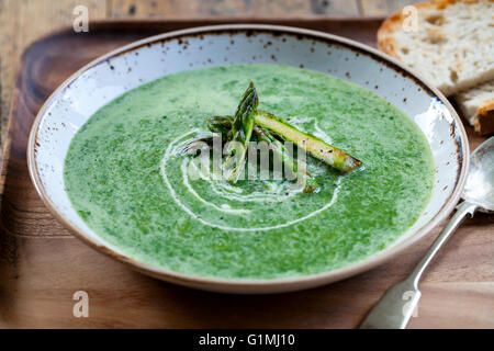 Spargel-Spinat-Suppe Stockfoto