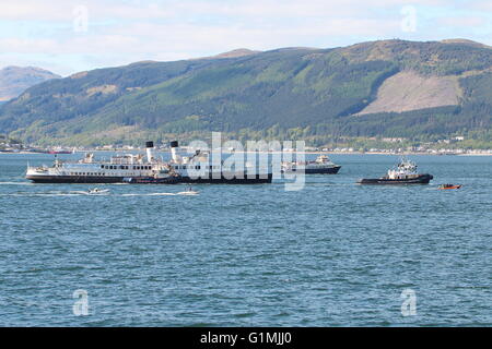 Die Ankunft des historischen Dampfers TS Königin Mary zurück zu des Clyde, mit einer Begleitung von kleinen Booten, sie begrüßen zu dürfen. Stockfoto