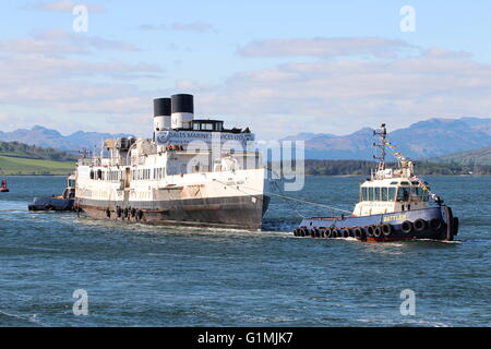 Die Ankunft des historischen Dampfers TS Königin Mary zurück zu den Clyde mit Schleppern Battler und Bruiser anwesend. Stockfoto