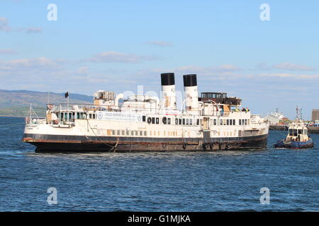 Die Ankunft des historischen Dampfers TS Königin Mary zurück zu den Clyde mit Battler, Bruiser und Venture anwesend. Stockfoto