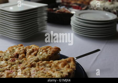 Rhabarberkuchen mit Platten in den Hintergrund. Stockfoto