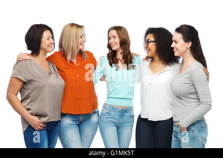 Gruppe happy unterschiedlicher Frauen in Freizeitkleidung Stockfoto