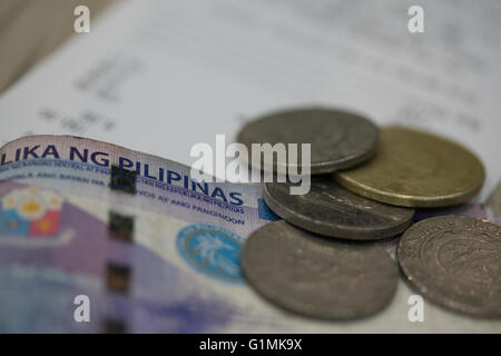 Philippinische Banknoten & aktuellen Umlaufmünzen. Stockfoto