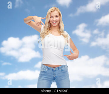 glückliche junge Frau oder Teenager-Mädchen in weißen t-shirt Stockfoto