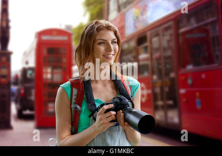 Frau mit Rucksack und Kamera über London Stadt Stockfoto