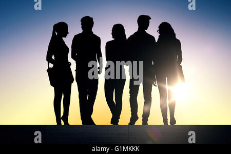 Silhouetten von Studenten auf Treppen über Sonne Stockfoto