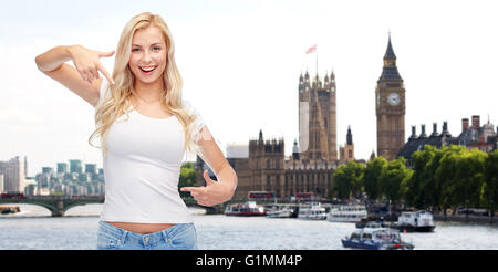 glückliche junge Frau oder Teenager-Mädchen in weißen t-shirt Stockfoto