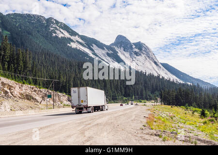 Yak-Peak und Zopkios Ridge, von British Columbia Highway 5, der "Coquihalla Highway", abgeschlossen im Jahre 1987 gesehen. Stockfoto