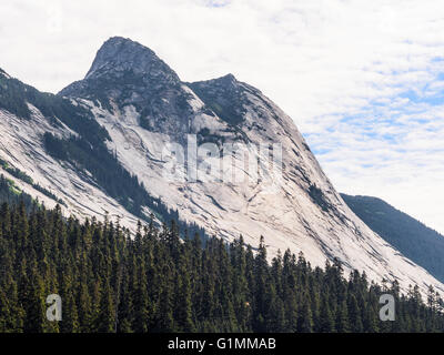 Yak-Peak und Zopkios Ridge, von British Columbia Highway 5, der "Coquihalla Highway", abgeschlossen im Jahre 1987 gesehen. Stockfoto