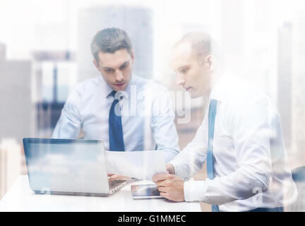 zwei Geschäftsleute mit Diskussion in Büro Stockfoto