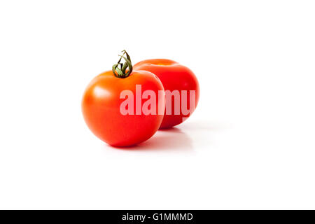 Zwei rote Tomaten auf weißem Hintergrund Stockfoto