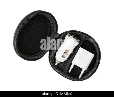 Satz von USB-Autoladegerät in der Kreis-Black-Box auf dem weißen Hintergrund. Geräte aufzuladen. Stromquelle. Black-Box. Stockfoto