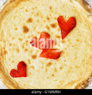 Lecker Käsekuchen mit Erdbeer Herzen. Süße Speisen. Lebendigen Farben. Zarte Käsekuchen. Stockfoto