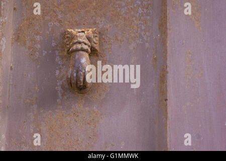 Alt und korrodierte Metall Türklopfer von hand geformt. Stockfoto