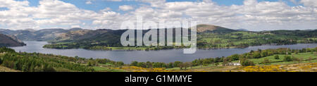 Ullswater (im Lake District), Cumbria, England. Einen Panoramablick über den See im Frühsommer von unten Barton fiel Stockfoto