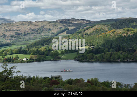 Ullswater (im Lake District), Cumbria, England. Der alte 19c Passagierdampfer Raven überqueren den See Stockfoto