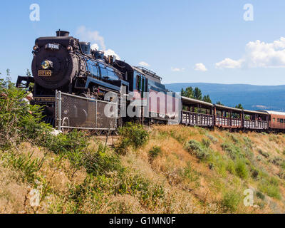 1912 Dampf Lok 3716 "Geist der Summerland, zieht einen Zug auf die Dampfeisenbahn Kettle Valley nahe Summerland BC Kanada. Stockfoto