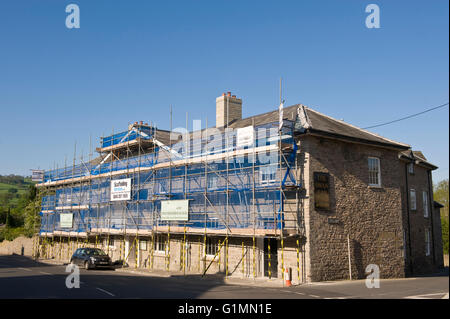 The Swan Hotel in Hay-on-Wye Powys, Wales UK. Georgische Grade II denkmalgeschütztes Gebäude bedeckt im Gerüstbau und umfangreich renoviert. Stockfoto