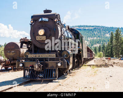 1912 Dampf Lok 3716 "Geist der Summerland, zieht einen Zug auf die Dampfeisenbahn Kettle Valley nahe Summerland BC Kanada. Stockfoto