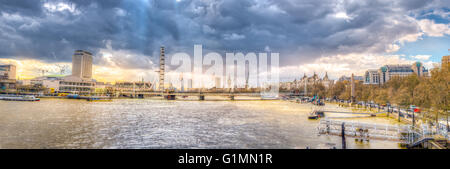 Panoramablick auf London von der Waterloo-Brücke aus gesehen Stockfoto