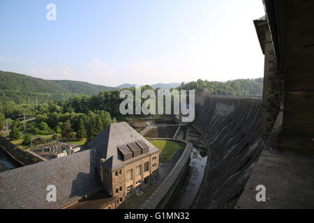 Das Kraftwerk der Edersee Dam, ein Staudamm über den Eder-Fluss im Norden von Hessen, Deutschland. Stockfoto