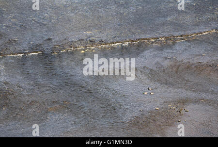 Reflexionen auf einem Fluss mit Stromschnellen auf Felsen. Stockfoto