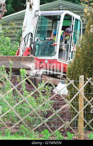 Digger Bagger arbeiten auf engstem Raum Stockfoto