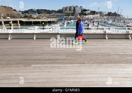 Ein paar Fuß am Meer im Hafen von Torquay. Stockfoto