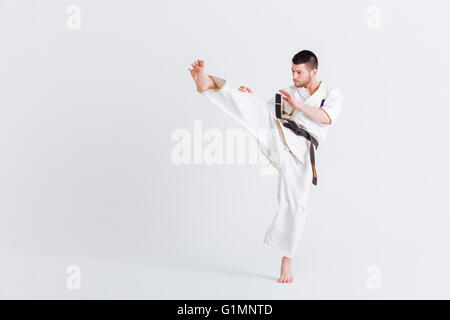 Mann im Kimono kämpfen isoliert auf weißem Hintergrund Stockfoto
