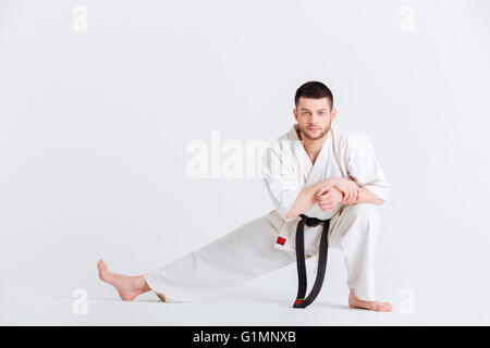 Mann im Kimono, die Vorbereitung für den Kampf auf einem weißen Hintergrund isoliert Stockfoto