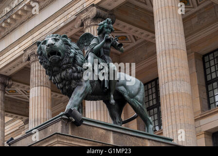 Detail der Statue im Deutschen Dom und Konzerthaus am Gendarmenmarkt Square in einem bewölkten Tag in Mitte Berlin Deutschland Stockfoto