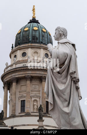 Detail der Statue im Deutschen Dom und Konzerthaus am Gendarmenmarkt Square in einem bewölkten Tag in Mitte Berlin Deutschland Stockfoto