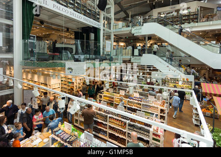 Mailand, Italien - 2. Juni 2014: Eataly öffnet gastronomische Megastore in Mailand und Pläne Aktien im Jahr 2017 zu schweben Stockfoto