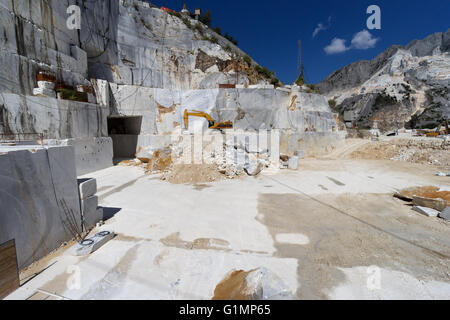 Steinbruch aus weißem Marmor in Carrara, Toskana, Italien Stockfoto