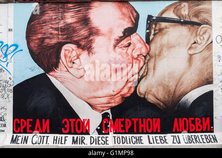 Die East Side Gallery Berlin an der Spree. Leonid Brezhnev und Honeckers Kuss des Künstlers Dmitri Vrubel. Stockfoto