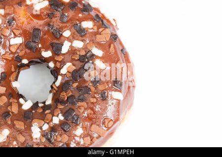 Ein großer Donut mit Schokoladenglasur und Streusel zeigt ihr Loch auf einem isolierten weißen Hintergrund. Stockfoto