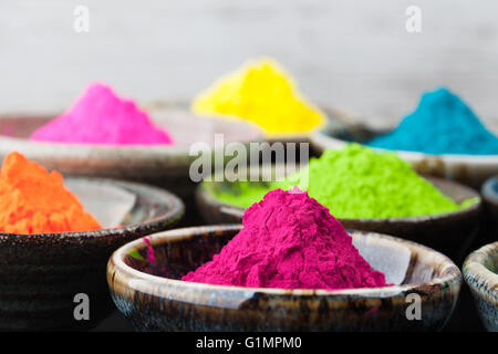 Farbenfrohe Holi-Pulver in Tassen Nahaufnahme. Geringe Schärfentiefe Stockfoto