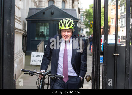 Boris Johnson verlässt Downing Street mit seinem Fahrrad nach einer politischen Kabinettssitzung Stockfoto