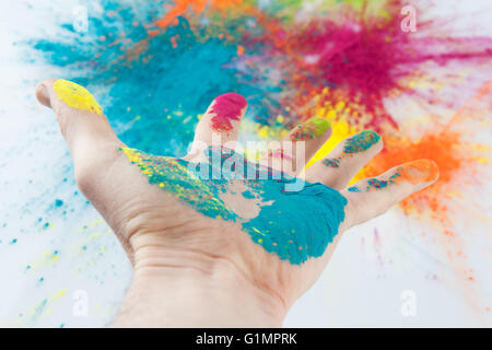 Offene Hand bemalt mit Holi Pulver mit bunten Hintergrund jedoch unscharf Stockfoto