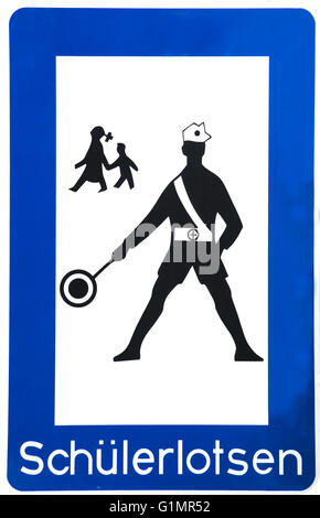 Ein Verkehrsschild in Deutschland: Schule Kreuzung wachen. Stockfoto