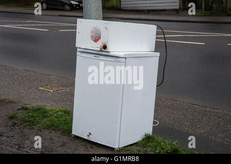 Ein Kühlschrank und eine Mikrowelle ausgelassen für einen Schrott Mann zu sammeln. Stockfoto