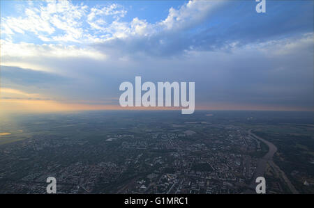 Blick über die deutsche Stadt Magdeburg aus einem Heißluftballon in nördliche Richtung. Stockfoto