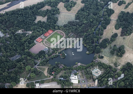 Blick auf die deutsche Stadt Magdeburg aus einem Heißluftballon. Rotehorn Park zu sehen. Stockfoto