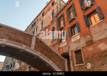 alte Häuser und Brücke über einen kleinen Kanal hinter Riva Degli Schiavoni, Venedig Stockfoto